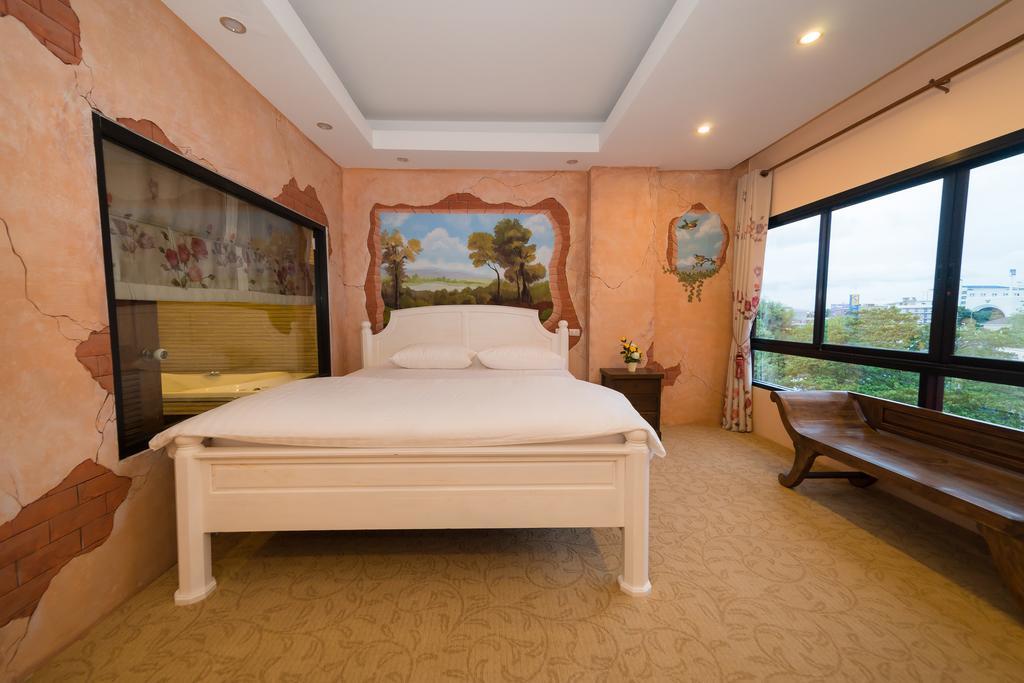 Thongtara House Boutique Srinakarin Hotel Bangkok Room photo